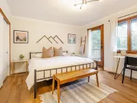 Serene Treetop Getaway- Cozy & Modern Tri-Level Mountain Cabin Ξενοδοχεία στην πόλη Crestline