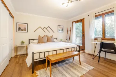 Serene Treetop Getaway- Cozy & Modern Tri-Level Mountain Cabin Hotels near Lake Gregory Regional Park