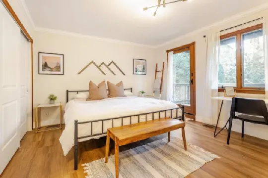 Serene Treetop Getaway- Cozy & Modern Tri-Level Mountain Cabin