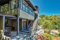 Moden West Seattle House in the Trees Hotels near Target