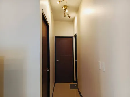 Modern & Spacious 2BR 68 sqm Condo in Manhattan Heights Pool View Отели рядом с достопримечательностью «Иствуд Сити»