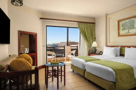 Pickalbatros Oasis Port Ghalib Отели рядом с достопримечательностью «Bridge of Royal Tulip Beach Resort»