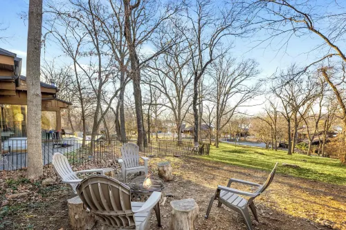 Cedar Nest Experience Ozark Magic in Sunrise Beach - parcheggio