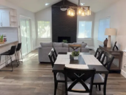 "Golden Retreat –3BR/2BA Escape" located in the top neighborhood in Madera Hoteles en Madera