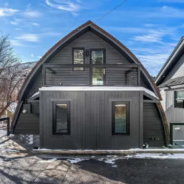 Mainstreet Masterpiece Stunning Views!