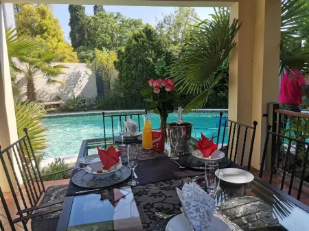 2 Leafed Doors Отели в г. Брайанстон