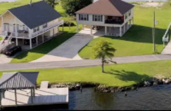WATERFRONT Lake House w/ King Beds, close to Casinos