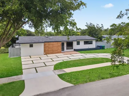 Spacious Family Retreat with Pool & Billiards