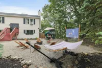 FunFilledHome-SharedPool-GameRoom-FirePit-Karaoke-AirConditioning-PetFriendly