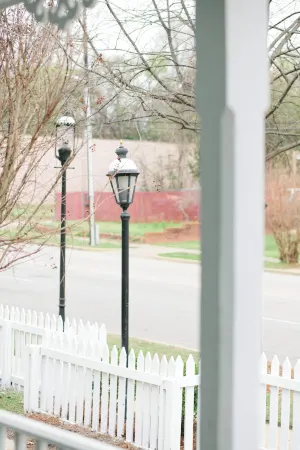 Charming Haven Near Downtown - Delightful Historic Retreat