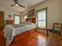 Historic 3 -bedroom house in Algona close to downtown WiFi. 2 parks nearby Hotels in Algona