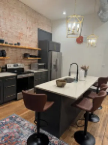 Boujee on Third: 2-bedroom condo in Beautiful Downtown Marion