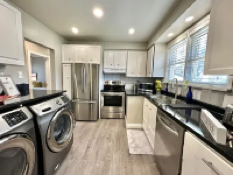 Four-seasons Serenity In The Heart of Oakville Close to Lake Ontario