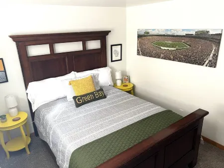 The Second Story- Unmatched Lambeau Views! Отели в г. Ашваюбенон