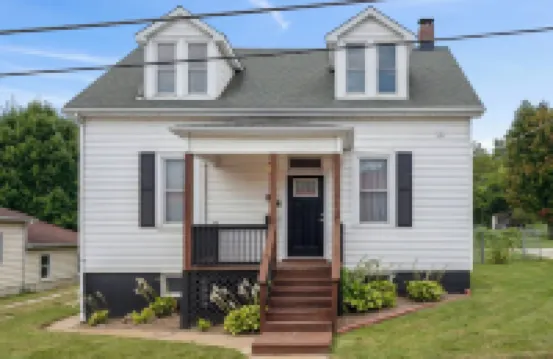 The WashMO Hospitality House WALK to riverfront, shopping, wine shuttle, HOT TUB