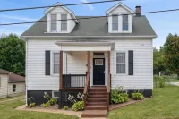 The WashMO Hospitality House WALK to riverfront, shopping, wine shuttle, HOT TUB