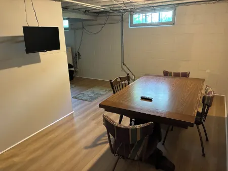 Colleens  2-bedroom house in Rock Falls with AC, WiFi.