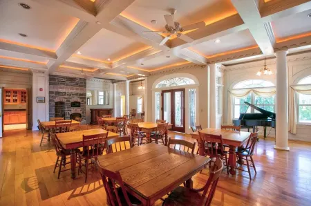 Luxurious Game Room and Indoor Pool - Stunning Family Retreat Отели в г. Морристаун