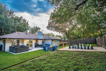 The Austin Hideaway Hot Tub and Firepit Отели рядом с достопримечательностью «Остин Хинду Темпл & Комм Сентер»