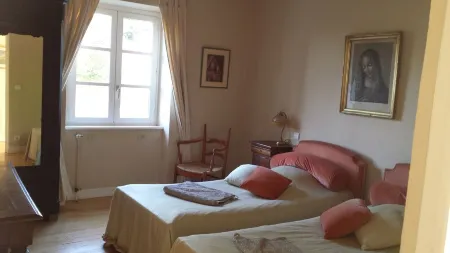 Propriété Composée de Deux Maisons, Près Cahors. Piscine, Pool House et Tennis Отели в г. Монпеза-де-Керси