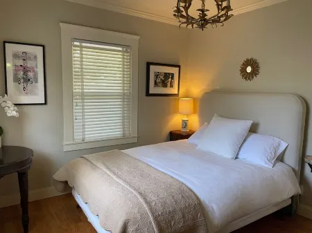 Charming 2-bed cottage in fabulous Napa. Walk to downtown with WiFi, AC