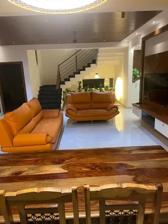 Luxurious and Spacious 3 Bedroom Villa with private pool Отели в г. Кришнагери