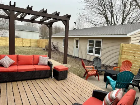 “The Stones Throw Chateau” Minutes to anywhere