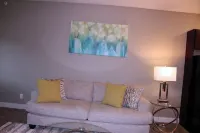 2-bedroom apartment in W. Des Moines.  Close to Jordan Creek mall, DMU, Top Golf