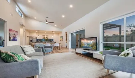 Close to the Coast & GMHBA stadium Belmont