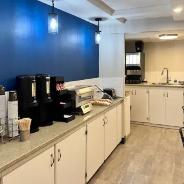 Econo Lodge Motel Village