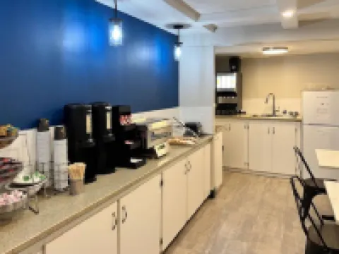 Econo Lodge Motel Village