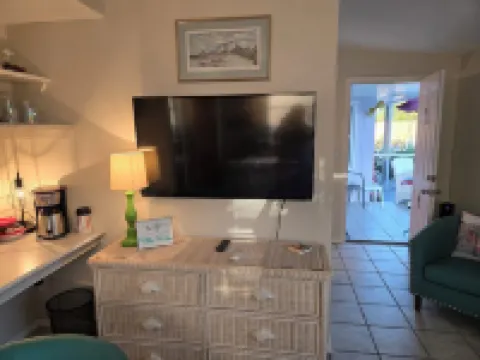 PARADISE on Driftwood, in Sunny Venice Florida 1-BR/ 1-BTH Suite/Ktchn. POOLSIDE