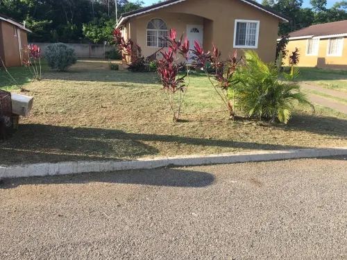 Home away from  Home,hot and cold water,Ac unit, furnished house,1min beach area Hotels in Coral Spring