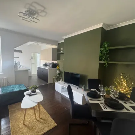 Apt-Sleeps 6-Parking-Ideal for Contractors-Garden