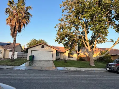 Charming 3-bedroom house with WiFi, AC in superb Palmdale