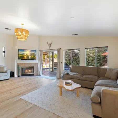 Desert Dreams - Charming 2-bedroom house with a salt water pool
