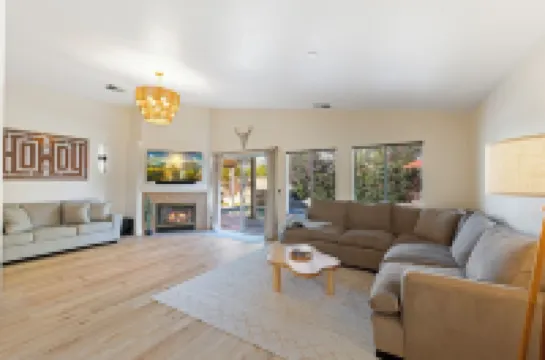 Desert Dreams - Charming 2-bedroom house with a salt water pool