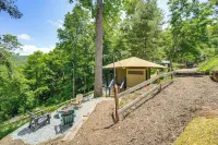 Mtn-view Deck: Scenic Glamping Getaway Near Boone! Hotels in Laurel Creek