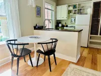 Peaceful 1BR ground floor with garden view - Simple, Stylish, Shelburne Hotels in Shelburne