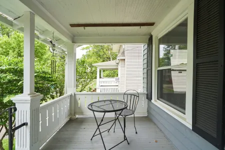 Funky Fabulous Fun House - 5 Bedrooms