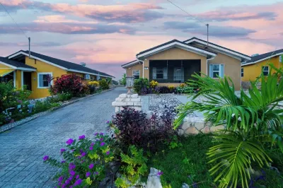 Tropical Escape, Spacious 2 Bedroom Vacation Oasis with WiFi, AC Hotels in 