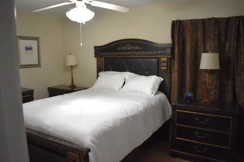 Charming 3-bedroom house with AC and WiFi in Brunswick. Two night minimum stay. Hotels in Country Club Estates