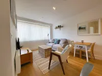 1 min drive to Train, 10 to Warner Bro's Hotels in Kings Langley