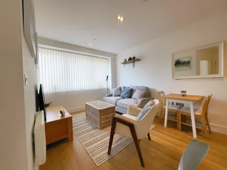 1 min drive to Train, 10 to Warner Bro's Отели рядом с достопримечательностью «Hertfordshire Fire Brigade Museum»