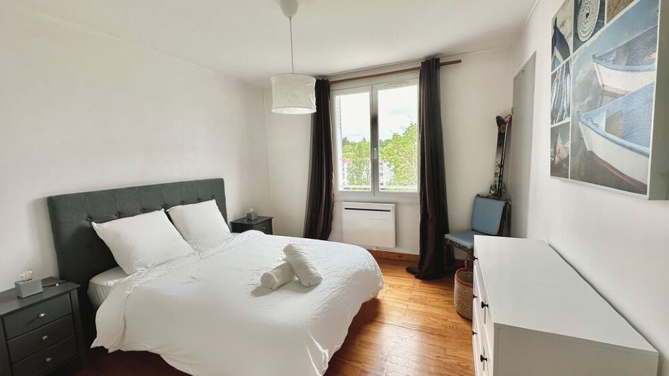 Bright apartment near Bayonne station (5-minute walk)