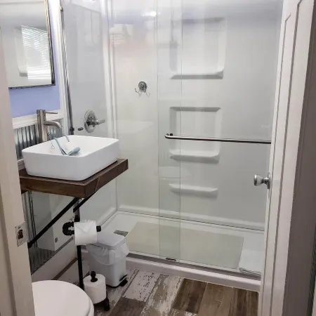 Charming 1-bedroom apartment with WiFi, AC in lovely Hot Springs Отели рядом с достопримечательностью «Black Hills Putt 4 Fun»