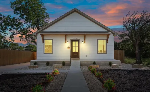 Stay in this Brand-New Luxury Villa! Near Baylor University and Silos!!