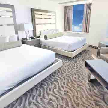 30th Floor Ocean Front Lux Condo Rooms