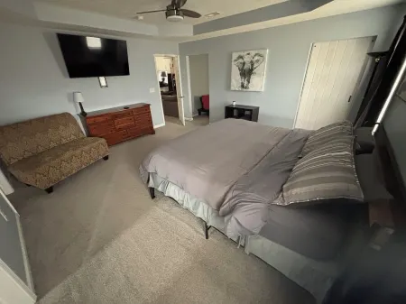 Spacious 5-bedroom house with game room, near downtown Noblesville and Ruoff