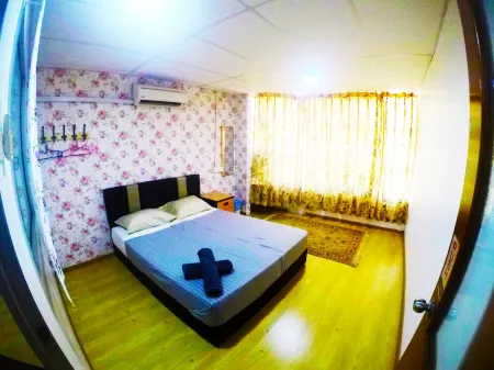 Cheap homestay but excellent service for big family. Отели рядом с достопримечательностью «UITM Puncak Perdana»